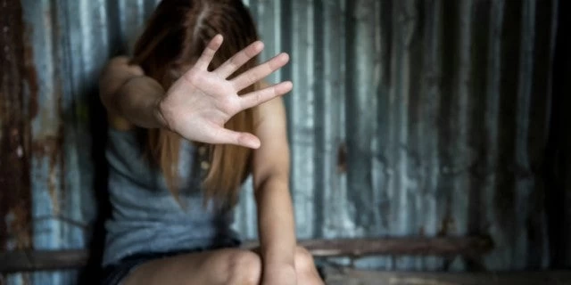 Βόλος: Σοκ με επίθεση σε 22χρονη με βενζίνη! – Δράστης 36χρονος που ήταν έξω με αναστολή